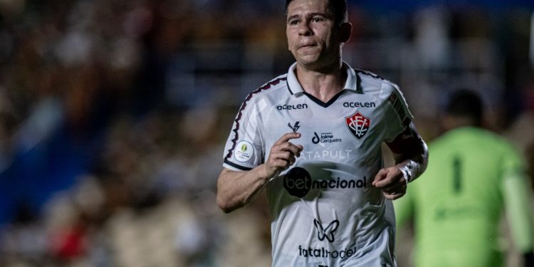 Vitória bate Sampaio Corrêa e rubro-negro volta a vencer fora de casa