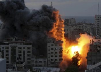 Conflito entre Israel e Hamas entra no 2º dia com novas explosões; mais de 900 pessoas morreram