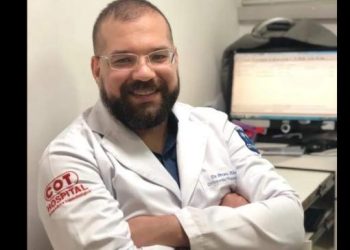 Despedida de médico baiano morto no RJ é marcada por forte comoção em Ipiaú