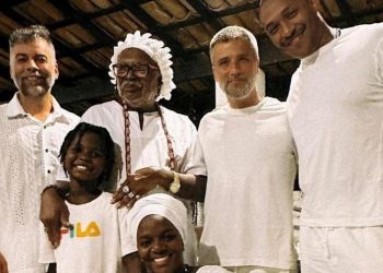 Bruno Gagliasso sofre intolerância religiosa ao publicar foto com filho em terreiro de candomblé na Bahia