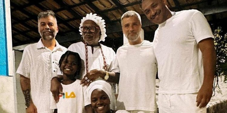 Bruno Gagliasso sofre intolerância religiosa ao publicar foto com filho em terreiro de candomblé na Bahia