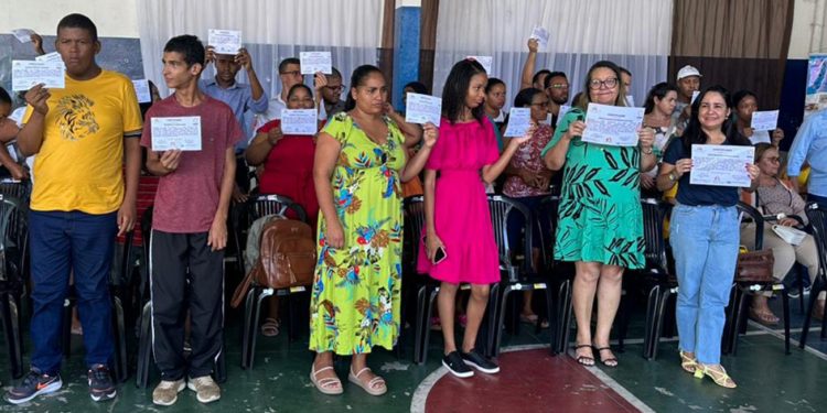 Alunos da APAE recebem certificação de oficinas de artesanato e penteado afro