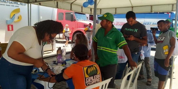 Caminhoneiros recebem serviços de saúde em alusão ao Novembro Azul