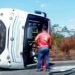 Micro-ônibus que tombou e deixou uma pessoa morta e 19 feridas na Bahia fazia transporte de forma irregular, diz Agerba