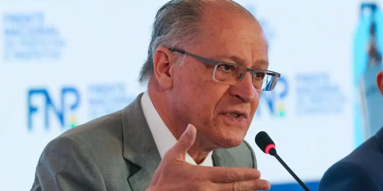 Alckmin defende alternativa para desonerar folha de pagamento