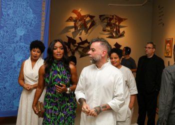 Atriz Angela Bassett visita Muncab, em Salvador, e recebe prêmio por pioneirismo cultural