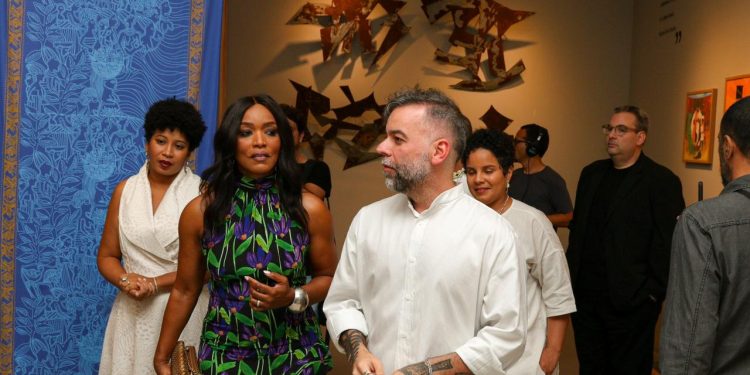 Atriz Angela Bassett visita Muncab, em Salvador, e recebe prêmio por pioneirismo cultural