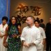 Atriz Angela Bassett visita Muncab, em Salvador, e recebe prêmio por pioneirismo cultural