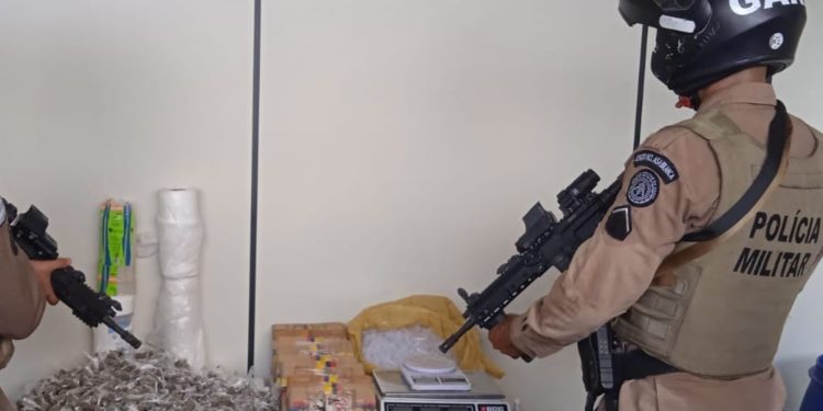Esquadrão Asa Branca apreende cerca de 10 quilos de drogas durante patrulhamento no bairro Queimadinha