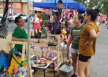 Feiras de arte e cultura no canteiro da avenida Getúlio Vargas neste domingo