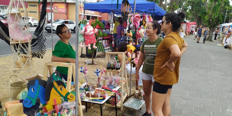 Feiras de arte e cultura no canteiro da avenida Getúlio Vargas neste domingo