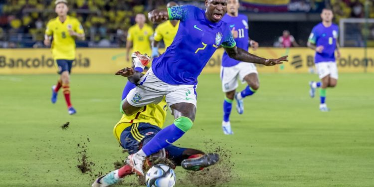 Brasil joga mal e perde para Colômbia em Barranquilla