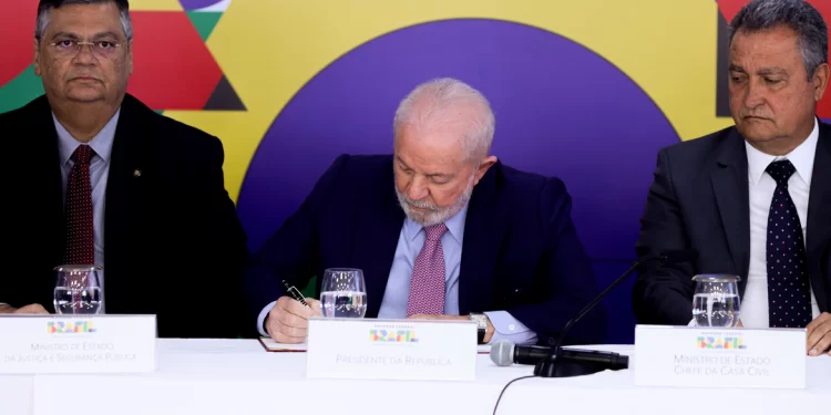 Lula anuncia decreto de GLO em portos e aeroportos