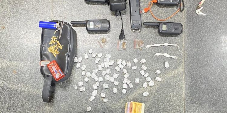Guarnição da 65ª CIPM apreende drogas no bairro Santa Mônica 2 em Feira de Santana