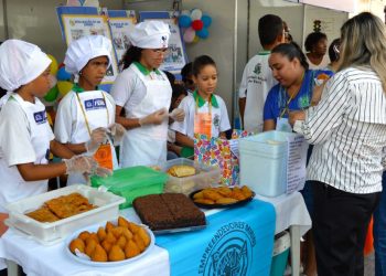 Estudantes comemoram vendas na Feira de Empreendedorismo durante mutirão