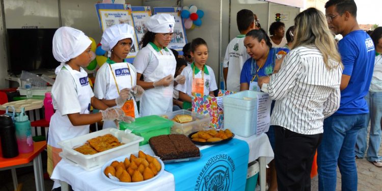 Estudantes comemoram vendas na Feira de Empreendedorismo durante mutirão