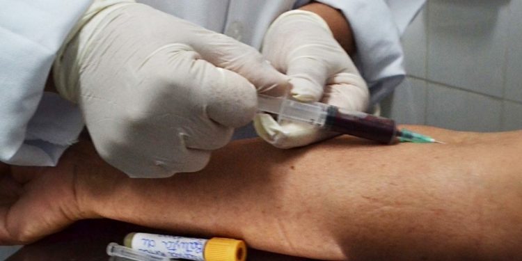 Pessoas com sintomas de dengue não devem demorar para fazer exame, alerta especialista