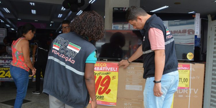 Procon realiza fiscalização de estabelecimentos em operação para Black Friday