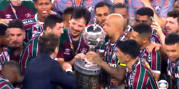 Fluminense derrota Boca Juniors na garra e fatura 1ª taça Libertadores