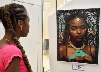 Estudantes negros de escola municipal realizam exposição fotográfica em Shopping