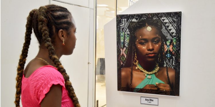 Estudantes negros de escola municipal realizam exposição fotográfica em Shopping