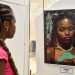 Estudantes negros de escola municipal realizam exposição fotográfica em Shopping