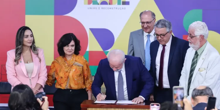 Lula sanciona lei que regulamenta a profissão de sanitarista