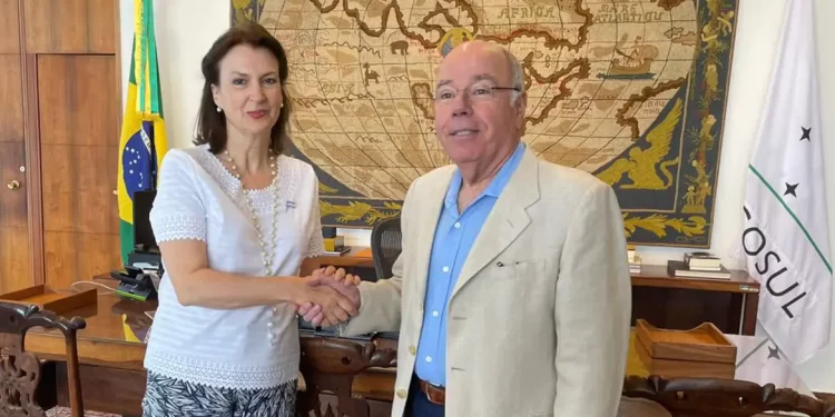 Chanceler indicada por Milei discute posse e Mercosul com Mauro Vieira