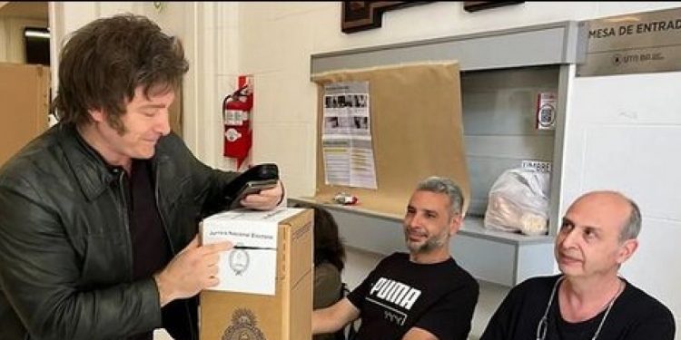 Ultradireitista Javier Milei vence as eleições argentinas