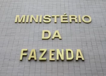 Fazenda reduz previsão oficial de crescimento do PIB para 3%