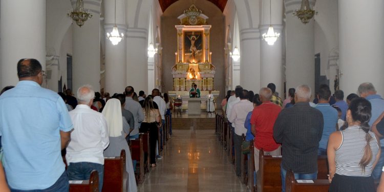 Missa em memória de Colbert Martins da Silva reúne familiares e autoridades municipais