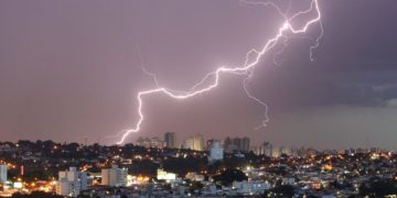 Mais de 800 pessoas morreram atingidas por raios no Brasil nos últimos 10 anos, aponta Inpe