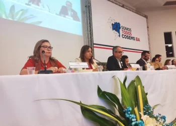 Secretária da Saúde anuncia entrega de ambulâncias e chama atenção para vacinação