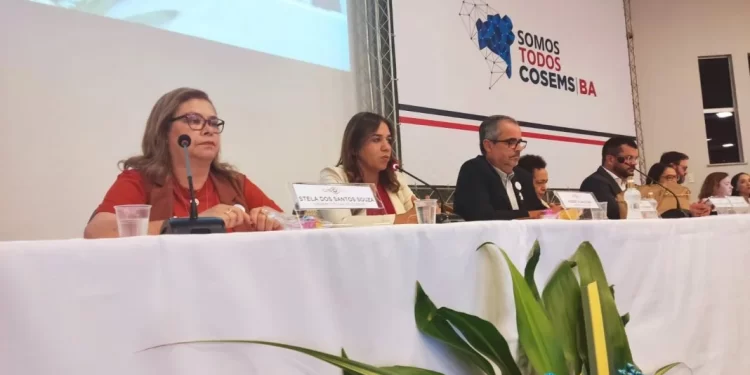 Secretária da Saúde anuncia entrega de ambulâncias e chama atenção para vacinação