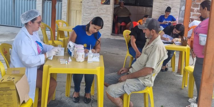 Equipes de saúde do Feira IX realizam abordagem em bares para falar sobre saúde do homem