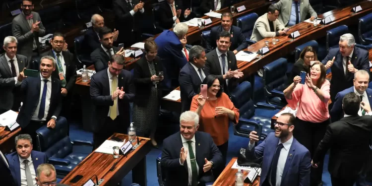 Senado aprova PEC que limita decisões individuais de ministros do STF