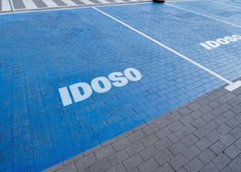 Saiba como emitir credencial de vaga preferencial de idoso pelo celular