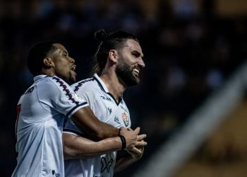 Vitória vence Novorizontino, sobe para a elite e coloca a mão na taça da Série B
