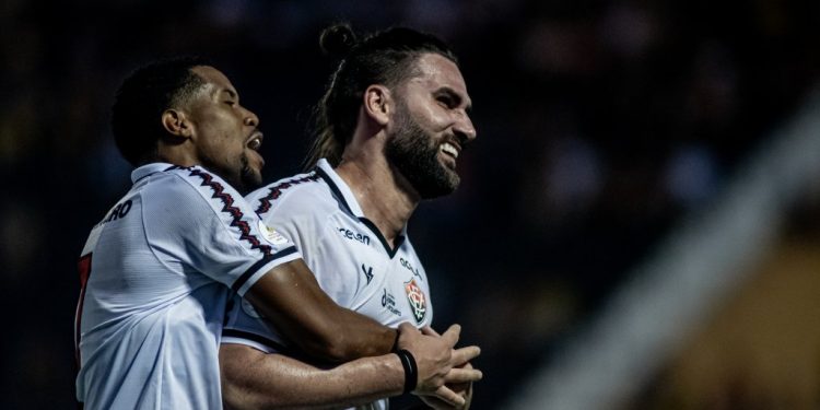 Vitória vence Novorizontino, sobe para a elite e coloca a mão na taça da Série B