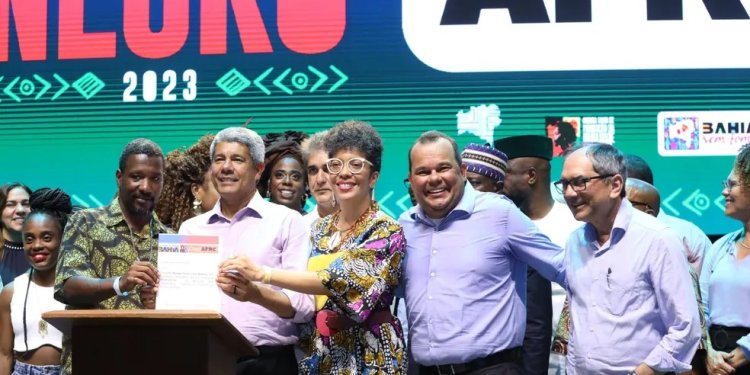 Governador da BA sanciona lei que proíbe contratação de condenados por racismo para cargos públicos