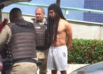 Norte-americano investigado por suspeita de esfaquear namorada e taxista na Bahia morre após cair do quinto andar de hotel