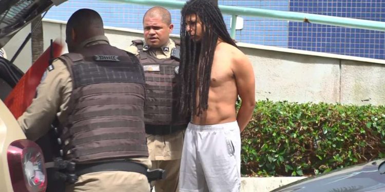 Norte-americano investigado por suspeita de esfaquear namorada e taxista na Bahia morre após cair do quinto andar de hotel