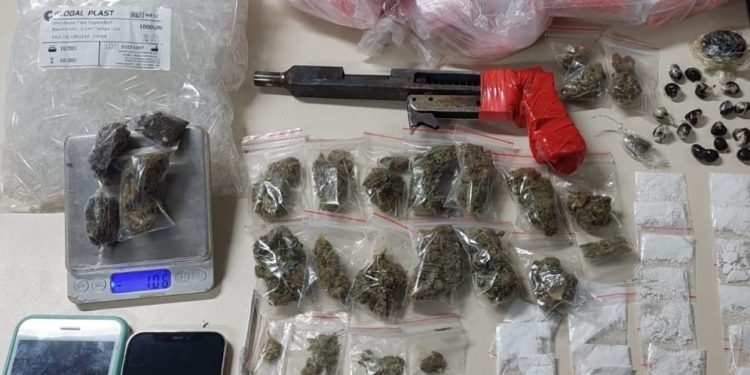 65ª CIPM realiza apreensão arma e drogas no bairro Tomba durante Operação Alcatéia