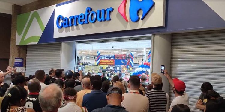 Carrefour nega fechamento na Bahia e promete reestruturação