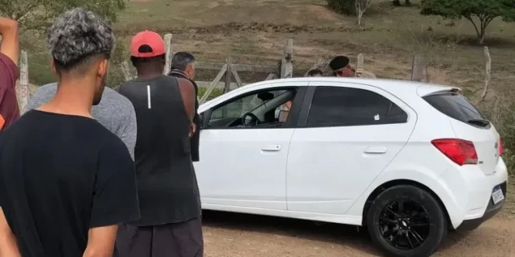 Casal é encontrado morto dentro de carro na zona rural de Rafael Jambeiro