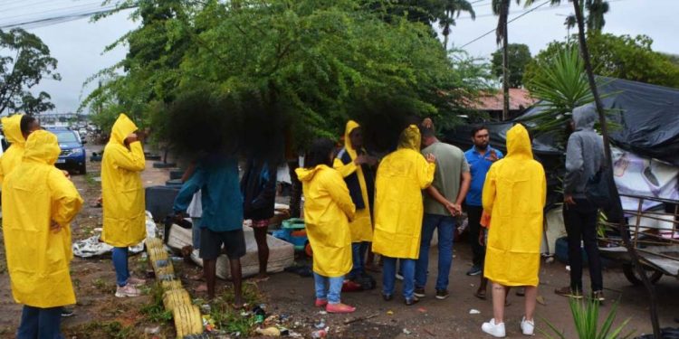 Equipes da Prefeitura de Feira de Santana acolhem famílias em situação de rua