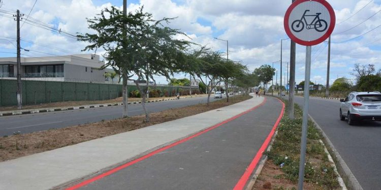 Feira: ciclovia na avenida Noide Cerqueira recebe sinalização