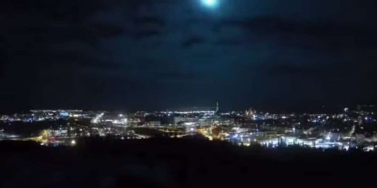 Queda de meteoro provoca forte clarão no céu em cidade baiana