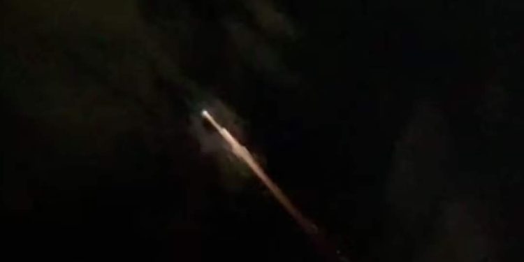 Clarão no céu é visto em diversas cidades da Bahia e pesquisadores apontam queda dos restos de foguete chinês