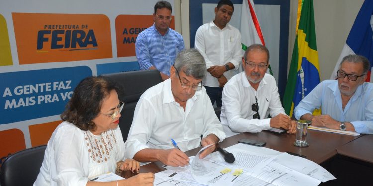 Colbert autoriza obras de quadras esportivas e instalação de fibra ótica em escolas municipais